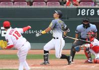 　５回、満塁の場面で空振り三振に倒れる佐藤輝（撮影・田中太一）