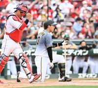 　９回、大山が空振り三振に倒れゲームセット（撮影・飯室逸平）