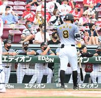 　９回、ベンチから戦況を見守る矢野監督（左から２人目）＝撮影・飯室逸平