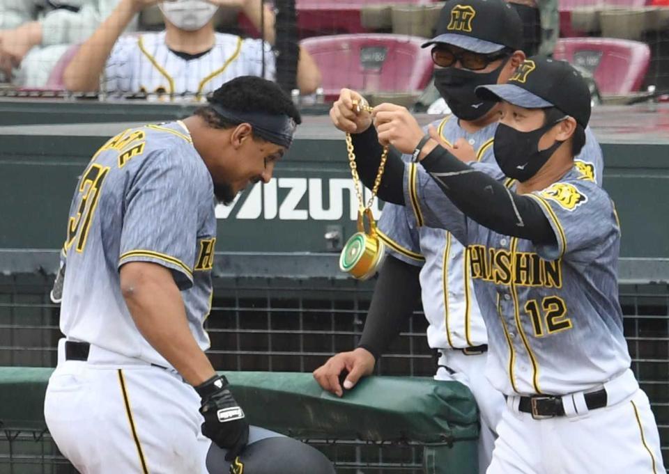 　７回、ソロを放ったマルテは坂本から特製メダルをもらう（撮影・田中太一）