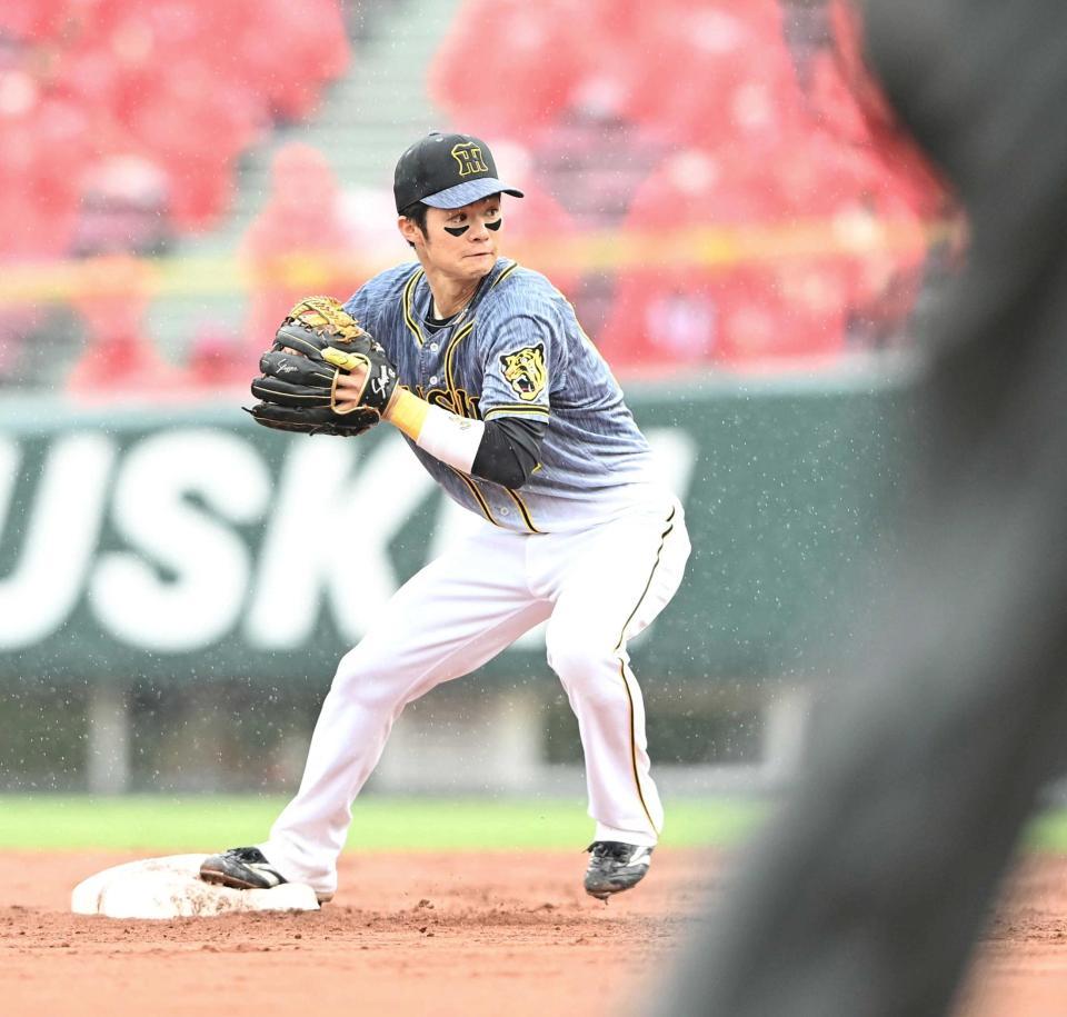 　五回、中野は野間の打球を捕る→二塁ベースを踏み→素早く本塁へ返球→三塁走者坂倉を本塁で刺す