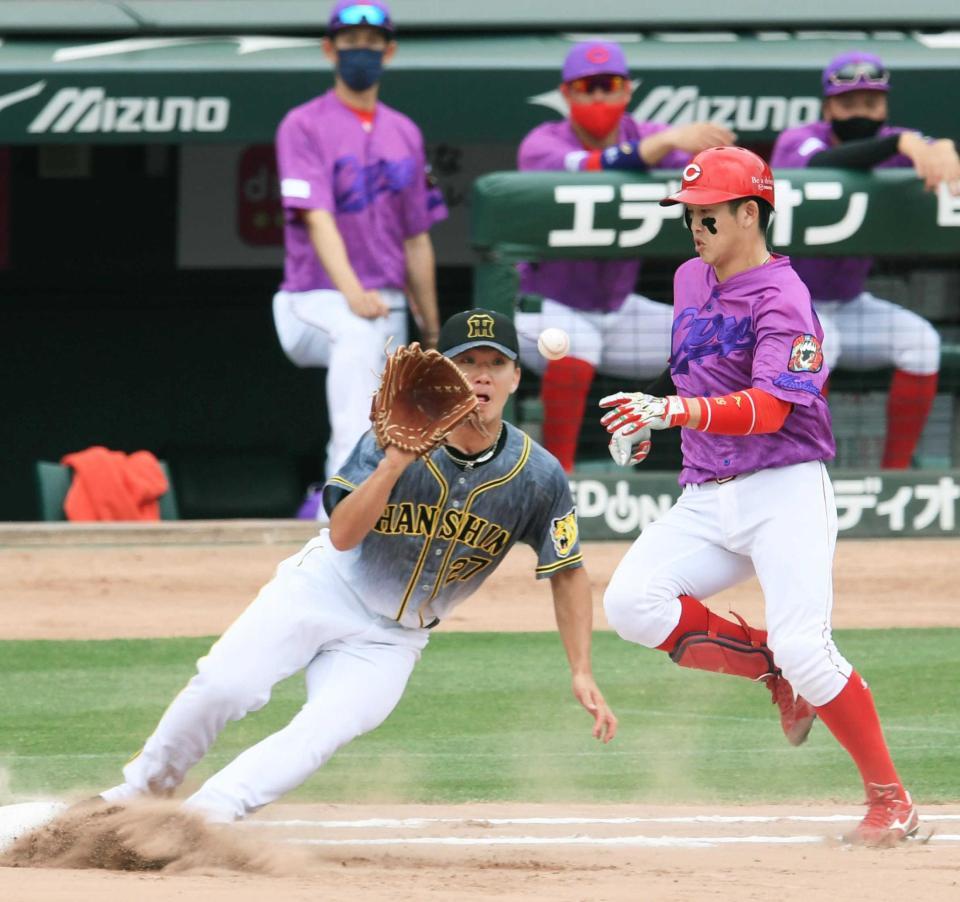 　１回、小園を一塁ゴロに打ち取りベースカバーに走る伊藤将（撮影・田中太一）