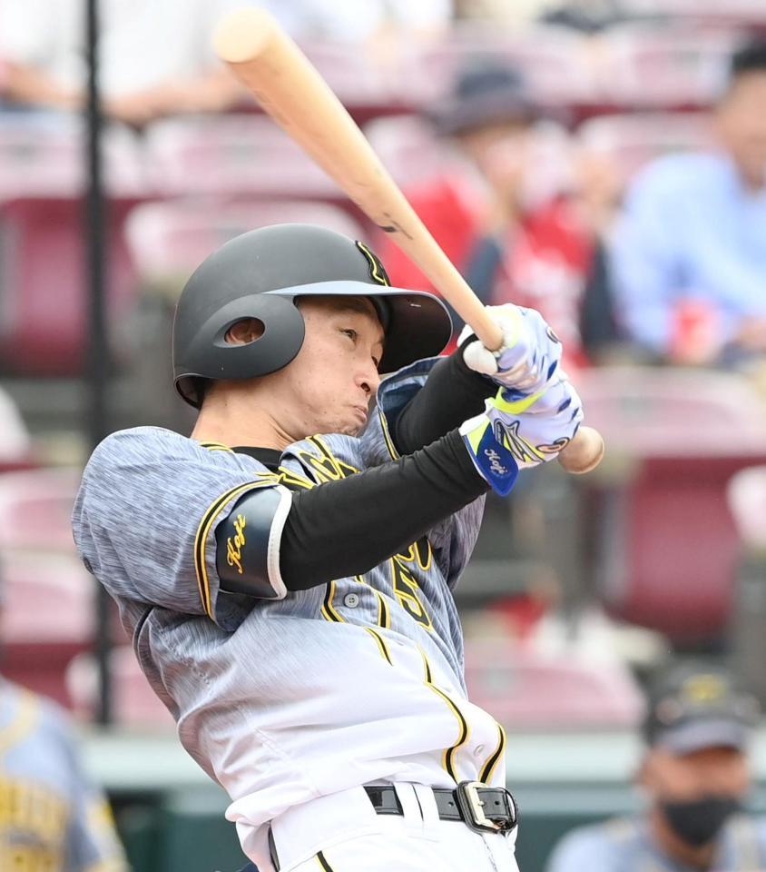 　１回、三塁打を放つ近本（撮影・飯室逸平）