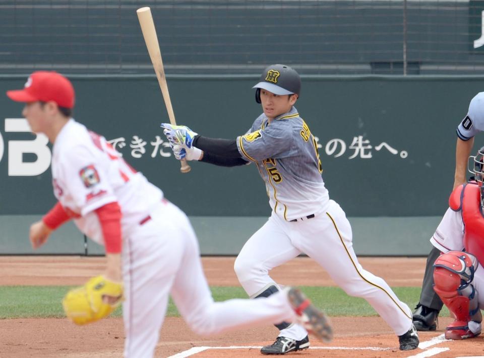　１回、右線へ三塁打を放つ近本（撮影・田中太一）