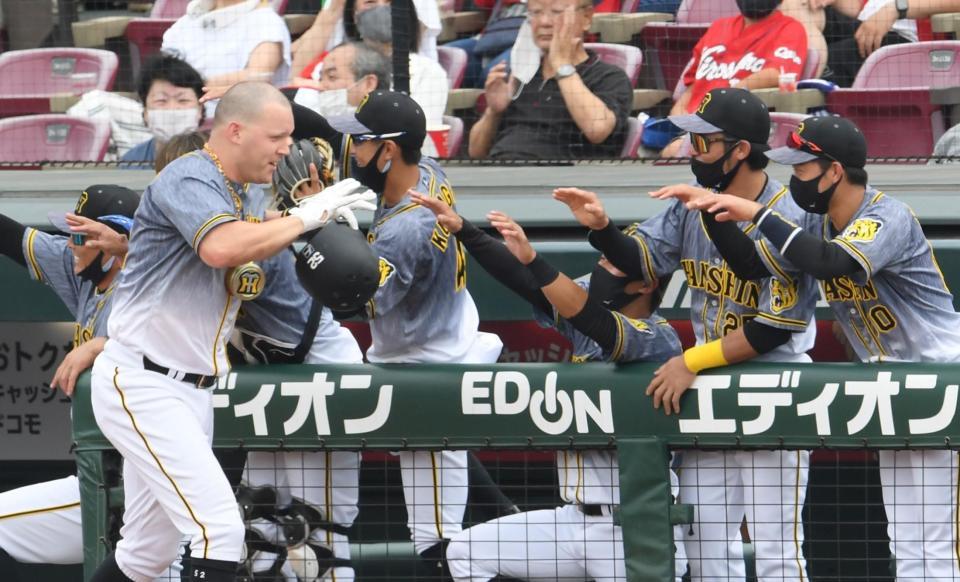 　３回、２ランを放ったサンズは“ハッピーハンズ”をしながらナインに迎えられる（撮影・田中太一）