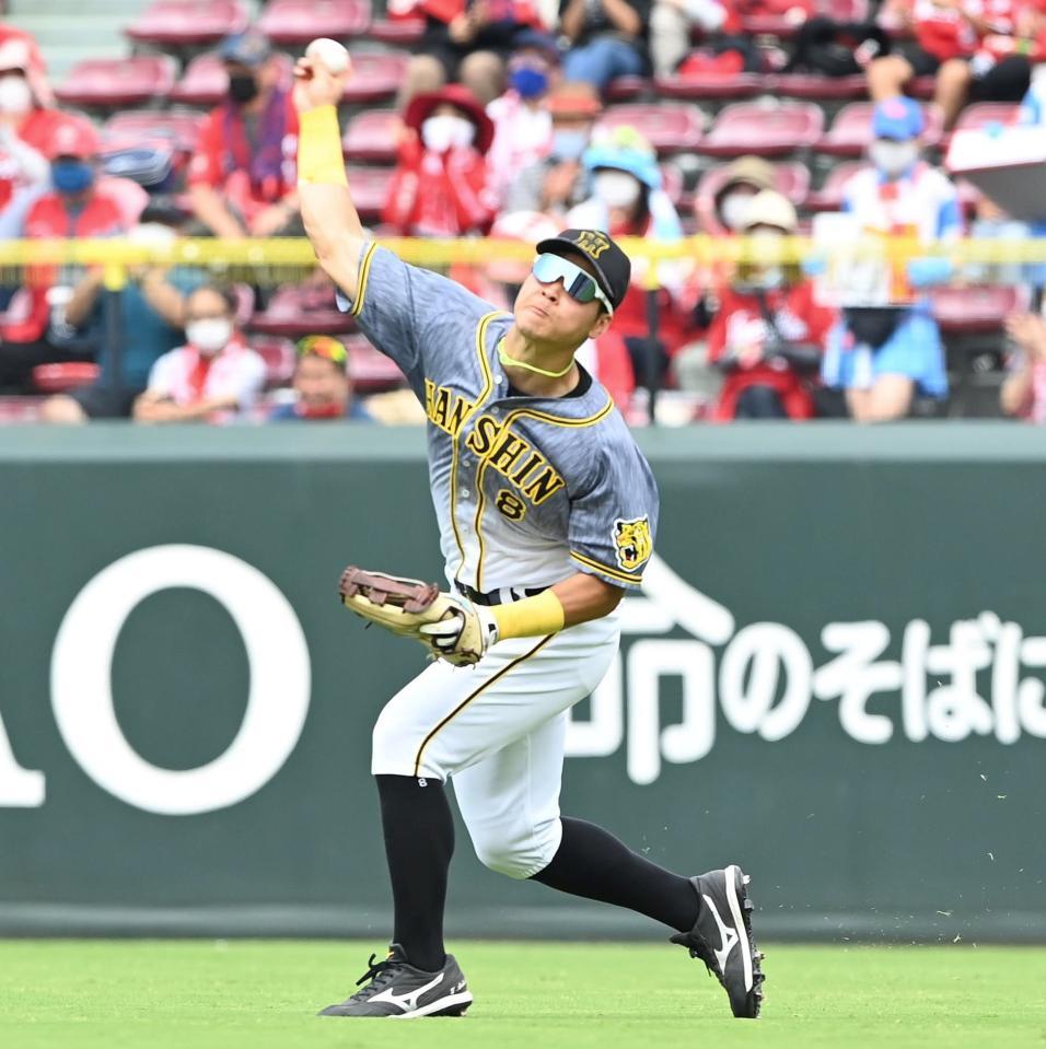 　４回、林の右前打を素早く処理し好返球、三塁を狙った一走・長野を刺す佐藤輝（撮影・飯室逸平）