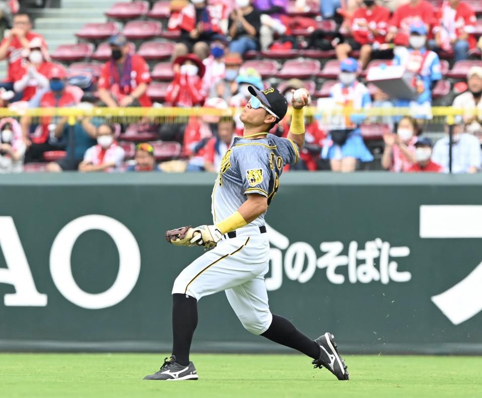 阪神 佐藤輝の強肩さく裂 右前打に猛チャージ 三塁へのレーザービームで長野刺す 阪神タイガース デイリースポーツ Online