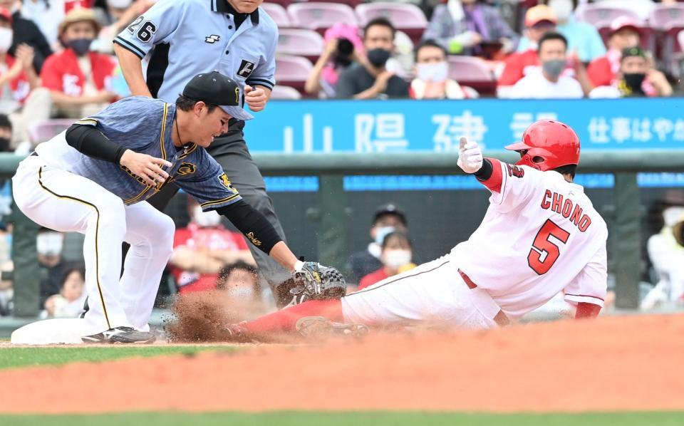 　４回、林の右前打で三塁を狙うも佐藤輝の好返球でアウトになる一走・長野（撮影・飯室逸平）