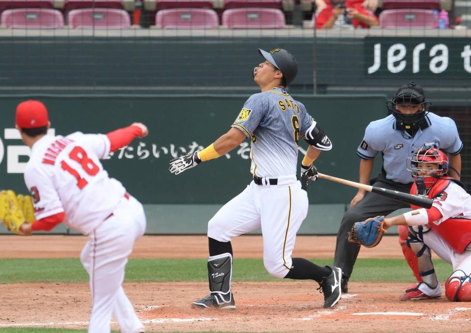 　５回、満塁の場面で空振り三振に倒れる佐藤輝（撮影・田中太一）