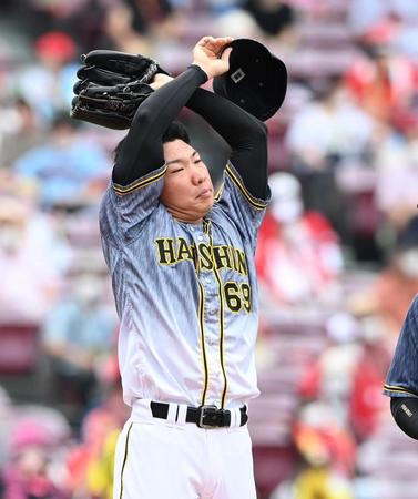 　５回、マウンドで汗をぬぐう石井大