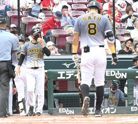 　７回、選手交代のためベンチを出る矢野監督