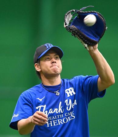 　医療従事者に感謝を示す青いＴシャツ姿で練習に励む梅野＝１８日