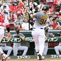 　４回、秋山に代え、代打・原口（９４）を送り出す矢野監督（左奥）