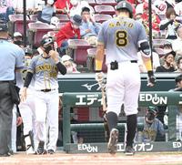 　７回、選手交代のためベンチを出る矢野監督