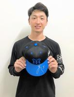 　サイン入りした青色キャップを手に持つ近本（球団提供）