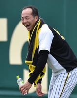 　笑顔を見せる阪神・青柳晃洋（撮影・佐々木彰尚）