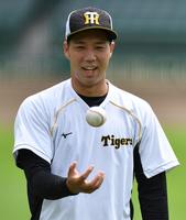 　練習で汗を流した阪神・青柳（撮影・佐々木彰尚）