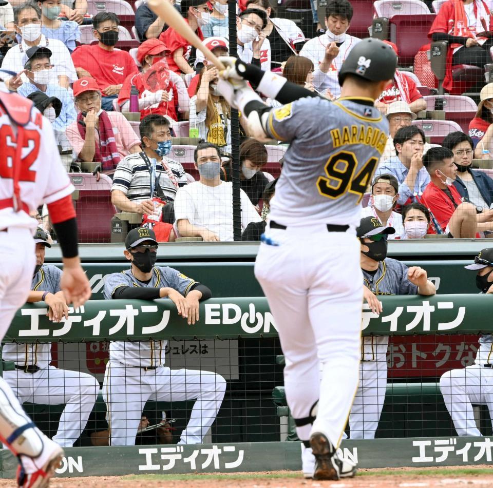 　４回、秋山に代え、代打・原口（９４）を送り出す矢野監督（左奥）