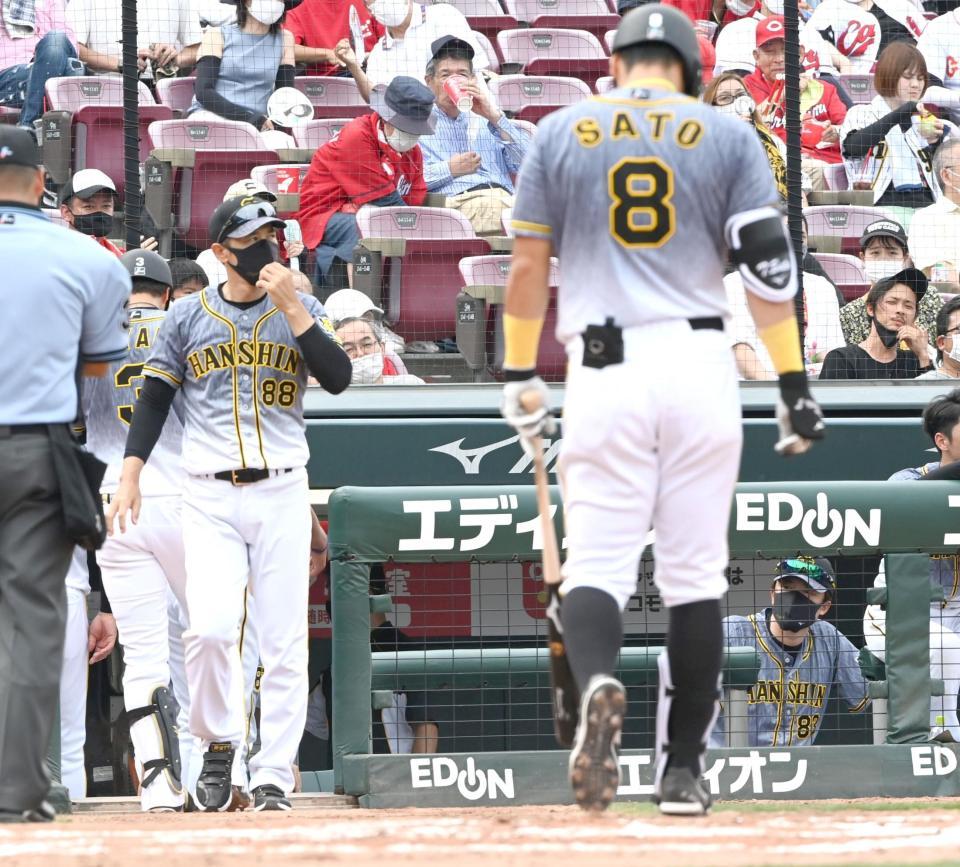 　７回、選手交代のためベンチを出る矢野監督