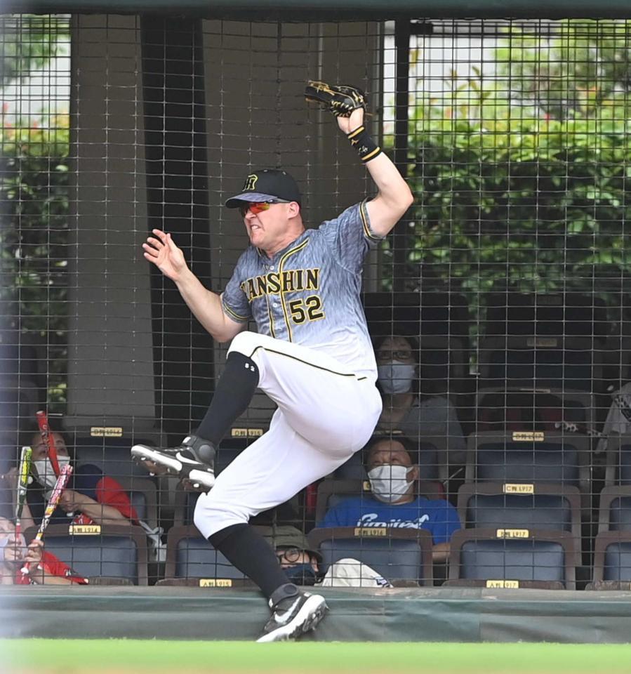 　５回、フェンスに激突しながら小園の打球を好捕する左翼手・サンズ