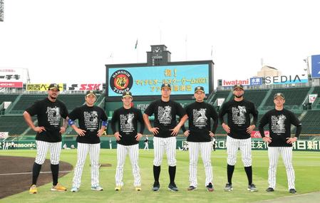 　オールスターファン投票で選出され、記念Ｔシャツを着て記念撮影を行う（左から）マルテ、梅野、中野、佐藤輝、岩崎、スアレス、近本（代表撮影）