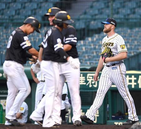 ４回、海野に先制となる３点適時二塁打を浴びたエドワーズ（右）＝甲子園（撮影・北村雅宏）
