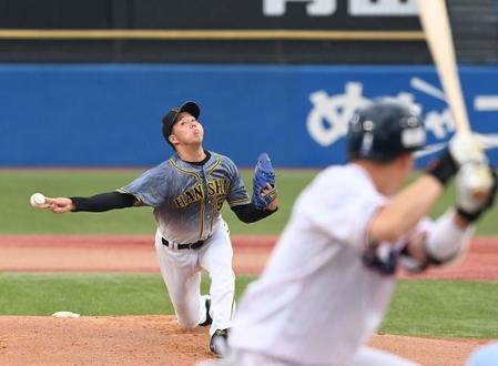 １回、山田を三振に斬る青柳＝神宮（撮影・飯室逸平）