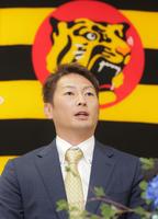 　入団会見をする二保（代表撮影）