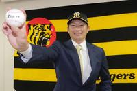 　入団会見をして活躍を誓った二保（代表撮影）