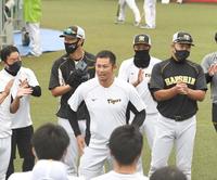 １軍に合流し、ナインにあいさつする阪神・岩田稔＝神宮（撮影・飯室逸平）