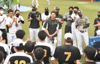 チームに合流し、ナインにあいさつする二保（中央）＝神宮（撮影・飯室逸平）