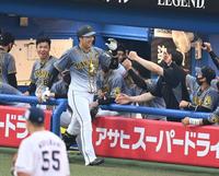 ３回、先制ソロを放ち、特製メダルをかけてナインと笑顔でタッチをかわす大山＝神宮球場（撮影・高石航平）