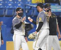 スアレスからウイニングボールを受け取る青柳＝神宮（撮影・金田祐二）