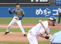 １回、山田を三振に斬る青柳＝神宮（撮影・飯室逸平）