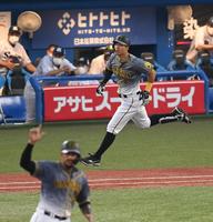 ４回、適時二塁打を放つ佐藤輝＝神宮球場（撮影・高石航平）