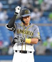 ４回、タイムリー二塁打を放ち、ベンチに向かって手を上げる佐藤輝＝神宮（撮影・飯室逸平）
