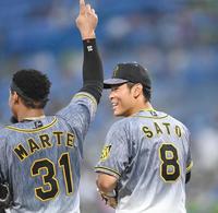 ４回、マルテと談笑しながら守備位置へ向かう佐藤輝＝神宮（撮影・飯室逸平）