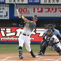 ４回、適時二塁打を放つ佐藤輝＝神宮球場（撮影・高石航平）