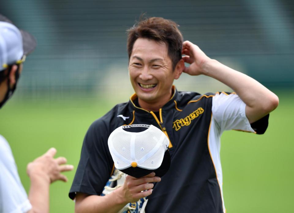 　笑顔を見せる二保