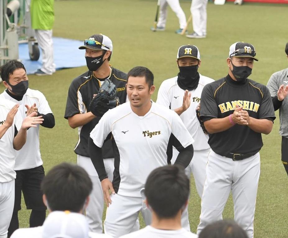 １軍に合流し、ナインにあいさつする阪神・岩田稔＝神宮（撮影・飯室逸平）