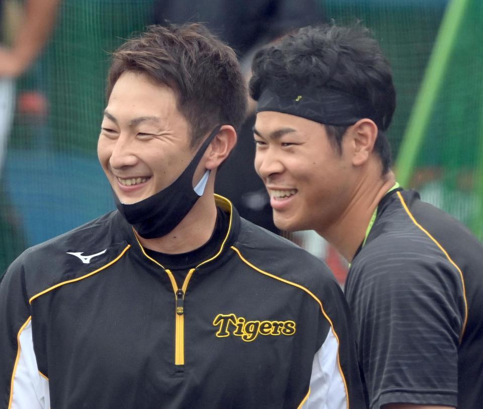 佐藤輝（右）と談笑する二保＝神宮（撮影・飯室逸平）