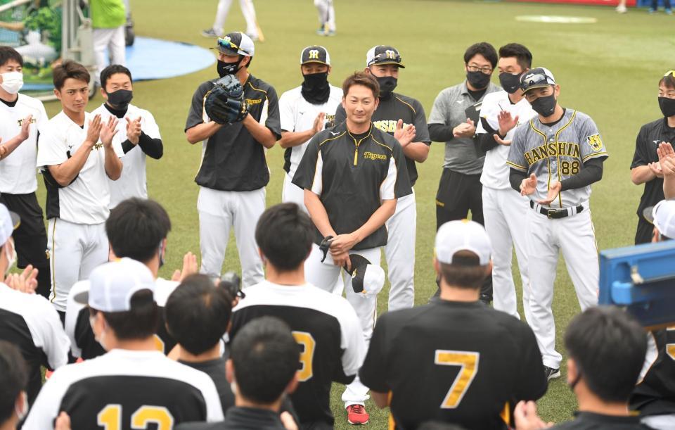 チームに合流し、ナインにあいさつする二保（中央）＝神宮（撮影・飯室逸平）