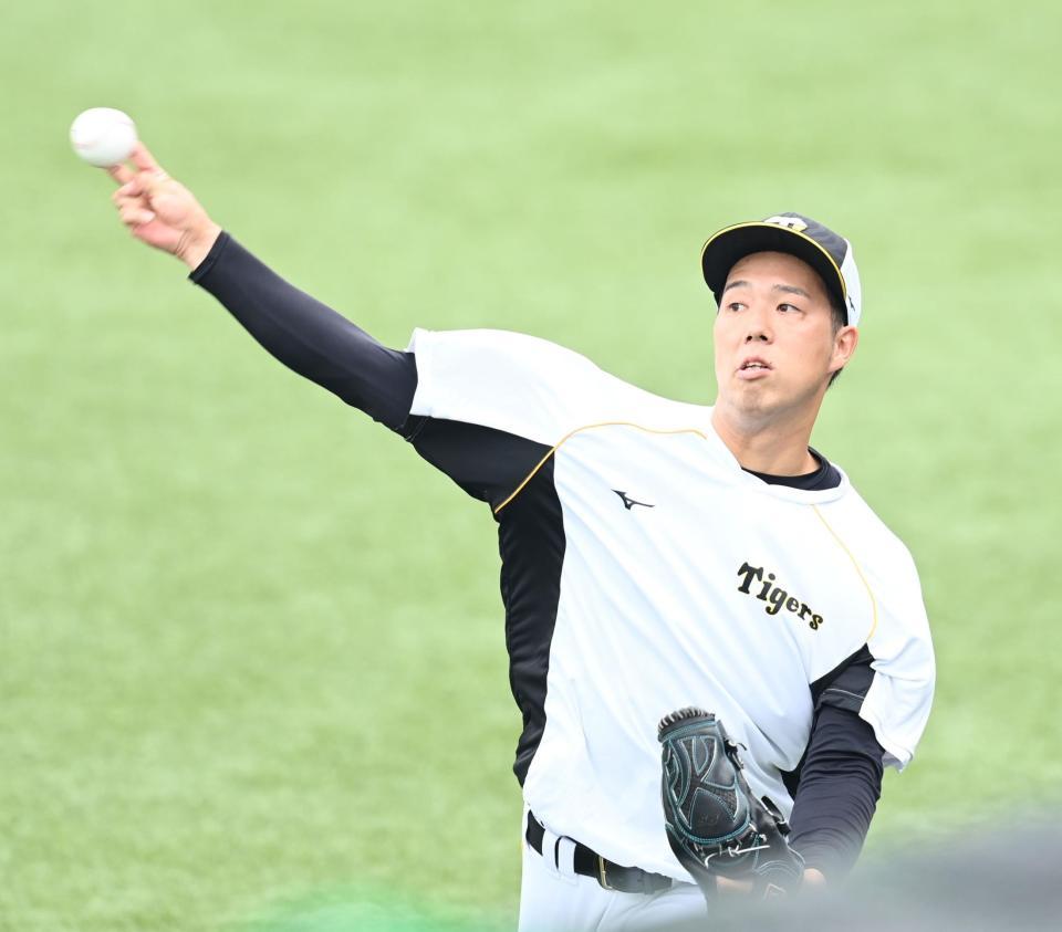 キャッチボールで調整する青柳＝神宮球場（撮影・高石航平）