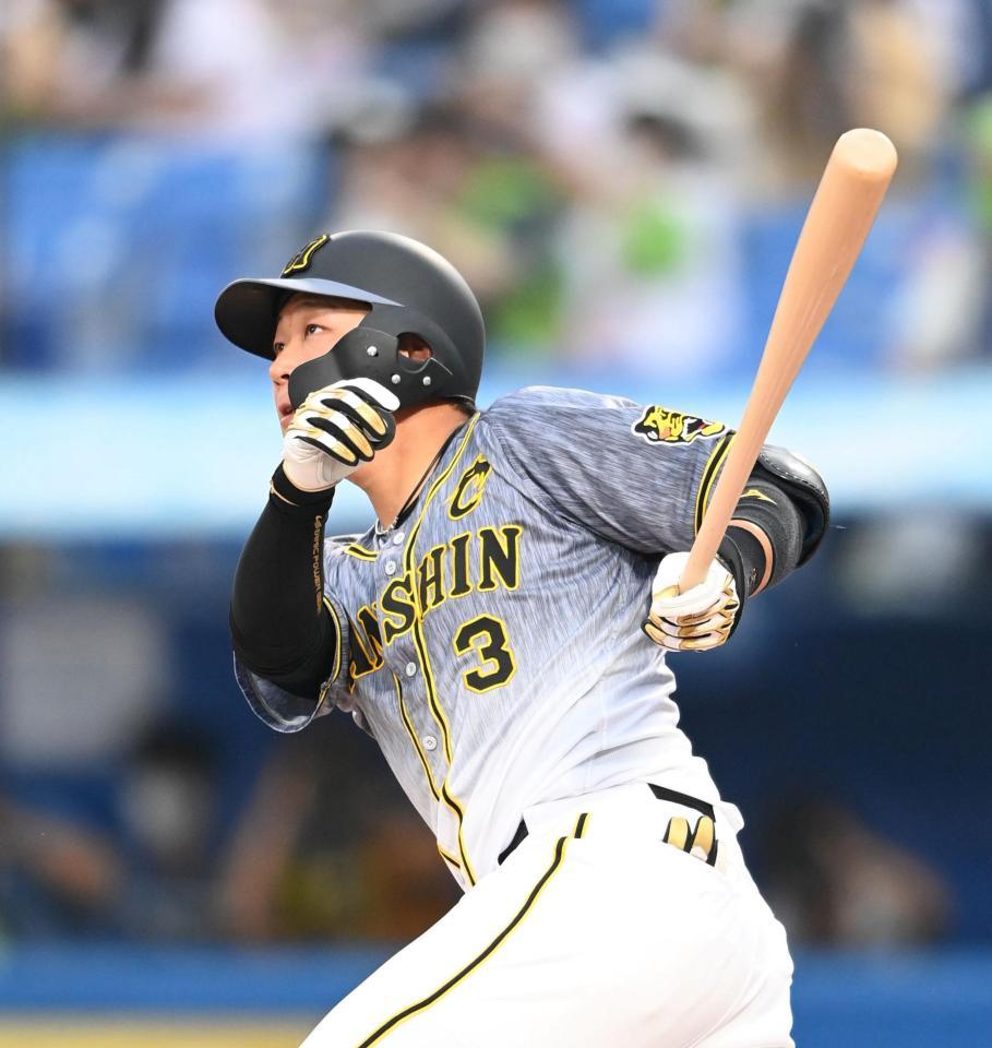 ３回、左越えに９号先制ソロを放つ大山＝神宮（撮影・飯室逸平）