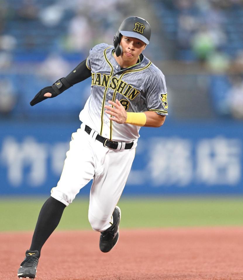 ４回、中野のタイムリーで本塁へ向かう二走・佐藤輝＝神宮（撮影・飯室逸平）