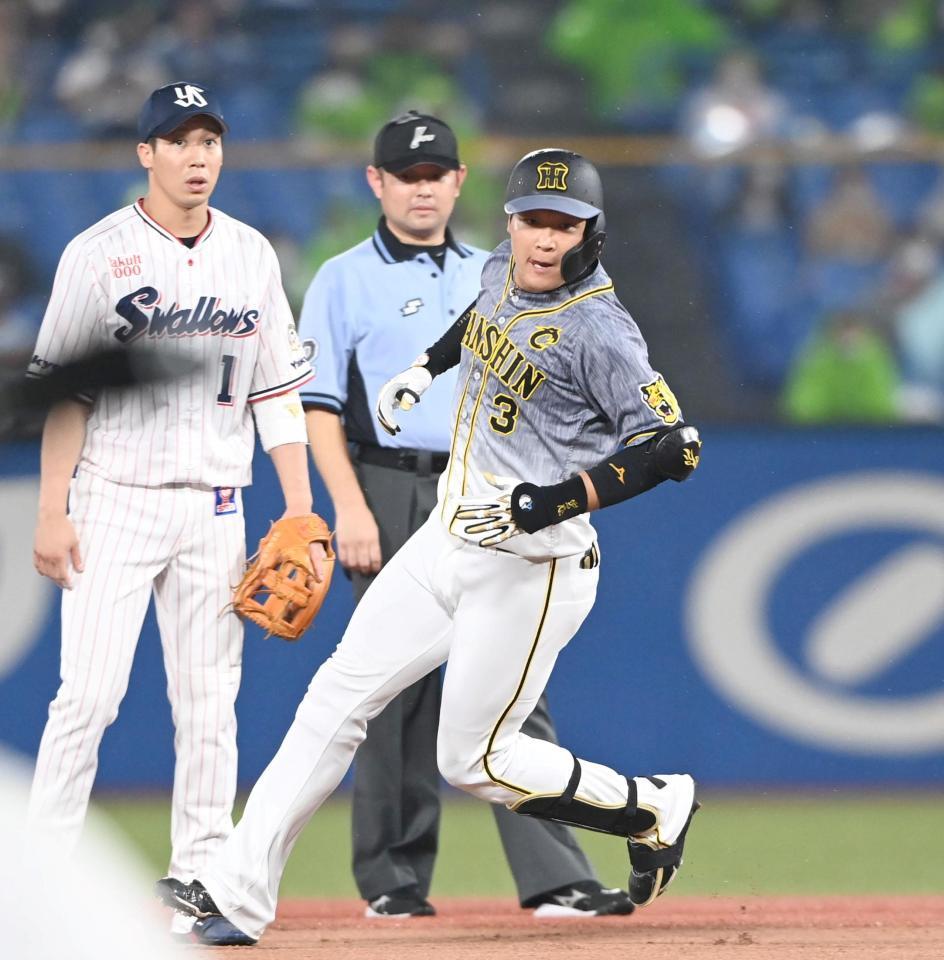 ８回、タイムリー二塁打を放った大山＝神宮（撮影・飯室逸平）