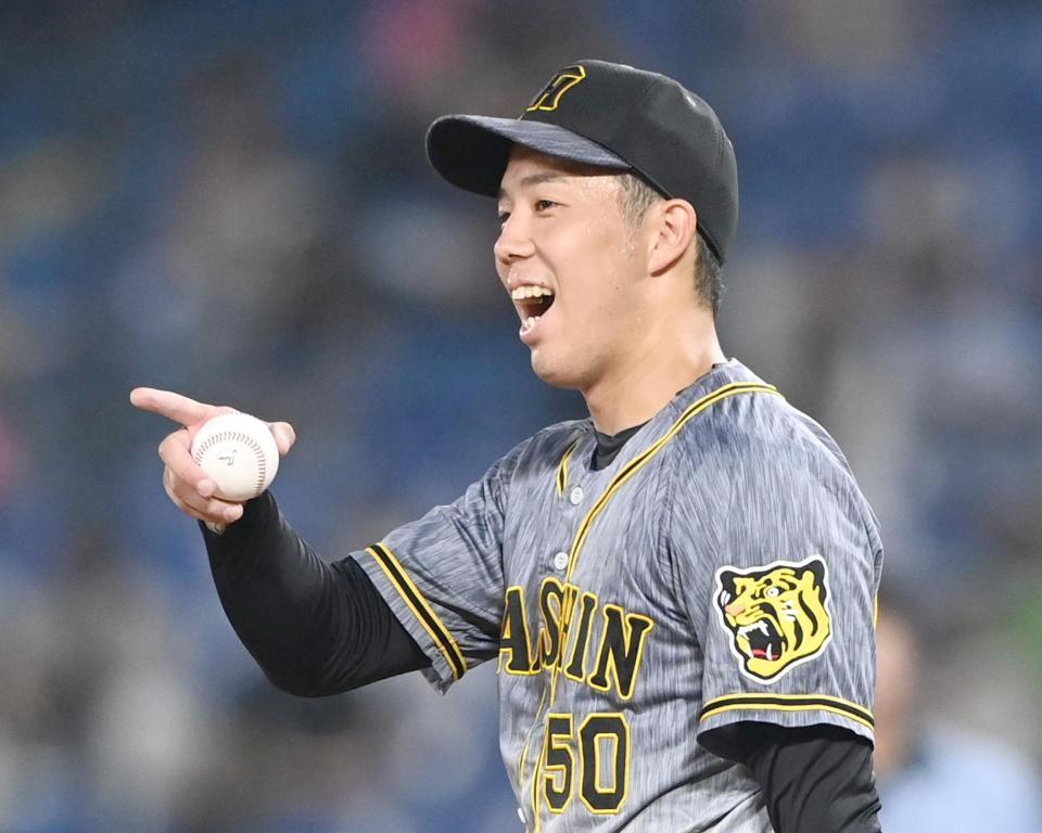 ５回、笑顔で野手に声をかける青柳＝神宮（撮影・飯室逸平）