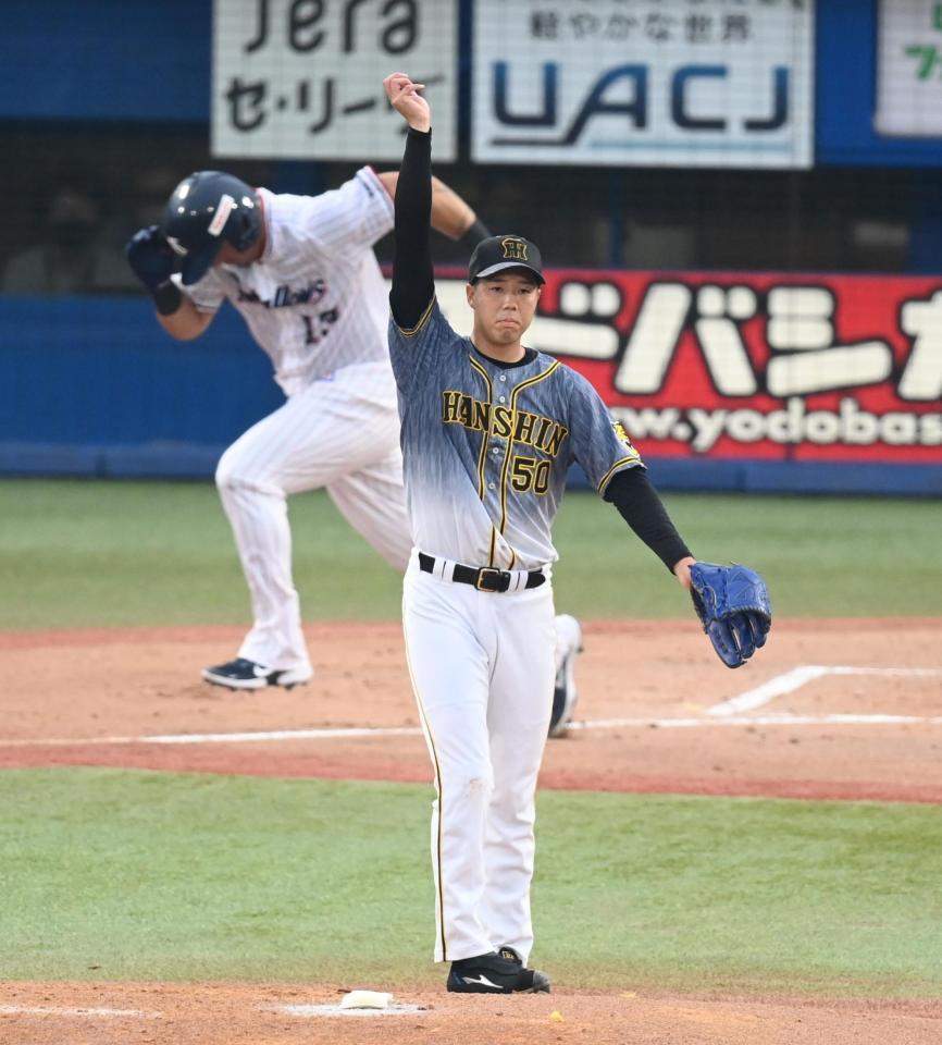 ２回、オスナを併殺に打ち取った青柳＝神宮球場（撮影・高石航平）