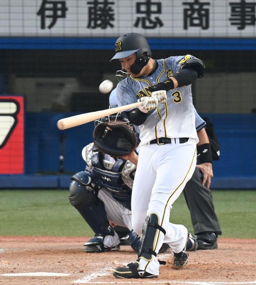 ３回、先制ソロを放つ大山＝神宮球場（撮影・高石航平）