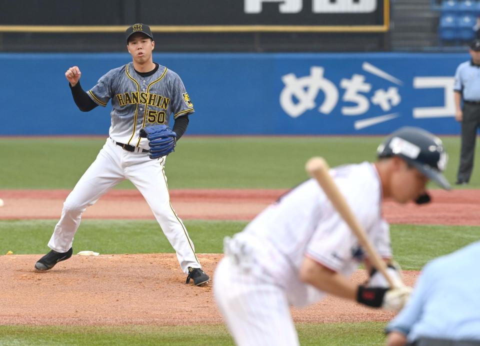 １回、山田を三振に斬る青柳＝神宮（撮影・飯室逸平）